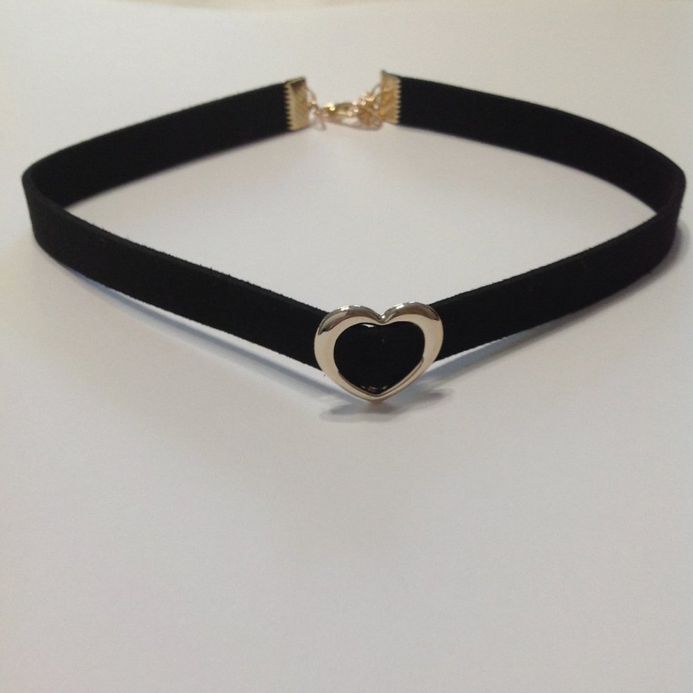 Adorable heart choker